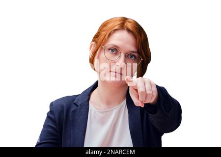 Ein Lehrer zeigt mit dem Finger nach vorne auf eine Tafel mit dem Text 2021, isoliert auf weißem Hintergrund. Probleme der Schulbildung und des Internets Stockfoto