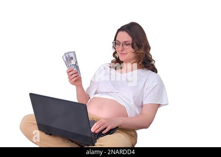 Geld in Händen einer schwangeren Frau im Heimbüro, Fernarbeit und Geld, isoliert auf weißem Hintergrund Stockfoto
