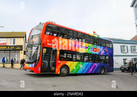 Lyme Regis, Dorset, Großbritannien. 13. Februar 2023 Ein erster Doppeldeckerbus Bus X53 Jurassic Coaster in LGBTQ+ Pride-Farben mit dem Slogan We're Bursting with Pride” and everyone's Welcome on Board” im Lyme Regis in Dorset Picture Credit: Graham Hunt/Alamy Live News Stockfoto