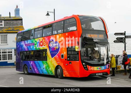 Lyme Regis, Dorset, Großbritannien. 13. Februar 2023 Ein erster Doppeldeckerbus Bus X53 Jurassic Coaster in LGBTQ+ Pride-Farben mit dem Slogan We're Bursting with Pride” and everyone's Welcome on Board” im Lyme Regis in Dorset Picture Credit: Graham Hunt/Alamy Live News Stockfoto