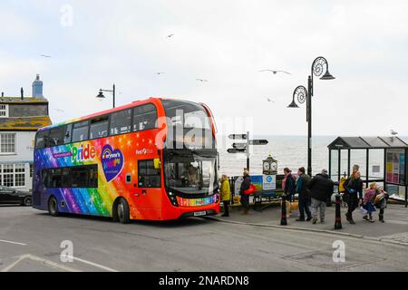 Lyme Regis, Dorset, Großbritannien. 13. Februar 2023 Ein erster Doppeldeckerbus Bus X53 Jurassic Coaster in LGBTQ+ Pride-Farben mit dem Slogan We're Bursting with Pride” and everyone's Welcome on Board” im Lyme Regis in Dorset Picture Credit: Graham Hunt/Alamy Live News Stockfoto