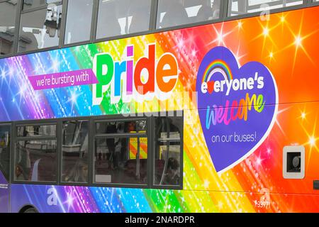 Lyme Regis, Dorset, Großbritannien. 13. Februar 2023 Ein erster Doppeldeckerbus Bus X53 Jurassic Coaster in LGBTQ+ Pride-Farben mit dem Slogan We're Bursting with Pride” and everyone's Welcome on Board” im Lyme Regis in Dorset Picture Credit: Graham Hunt/Alamy Live News Stockfoto