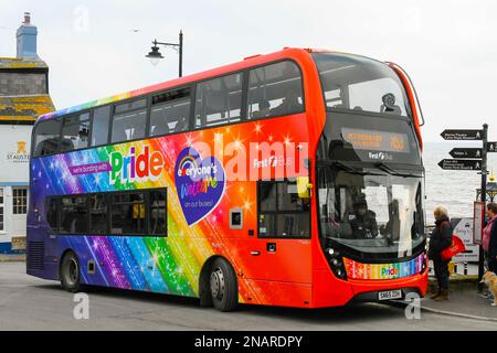 Lyme Regis, Dorset, Großbritannien. 13. Februar 2023 Ein erster Doppeldeckerbus Bus X53 Jurassic Coaster in LGBTQ+ Pride-Farben mit dem Slogan We're Bursting with Pride” and everyone's Welcome on Board” im Lyme Regis in Dorset Picture Credit: Graham Hunt/Alamy Live News Stockfoto