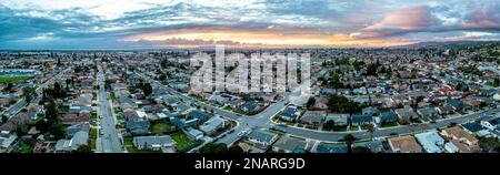 San leandro Bay. Sonnenuntergang Drone Panorama. Stockfoto