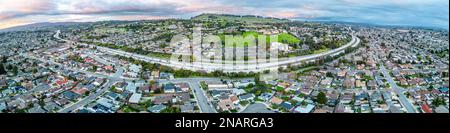 San leandro Bay. Sonnenuntergang Drone Panorama. Stockfoto