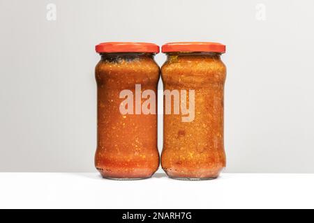 Zwei Glasgefäße mit roter Tomatensoße in Dosen für Pasta im JPG-Format Stockfoto