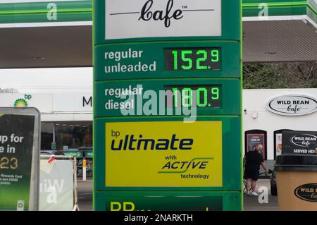 Denham, Buckinghamshire, Großbritannien. 12. Februar 2023. Eine BP-Tankstelle in Denham, Buckinghamshire. Die Kraftstoffpreise steigen wieder. An der Denham BP Tankstelle betrug das bleifreie Benzin 152,9 pro Liter und der normale Dieselkraftstoff 180,9 pro Liter. Kredit: Maureen McLean/Alamy Live News Stockfoto