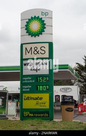 Denham, Buckinghamshire, Großbritannien. 12. Februar 2023. Eine BP-Tankstelle in Denham, Buckinghamshire. Die Kraftstoffpreise steigen wieder. An der Denham BP Tankstelle betrug das bleifreie Benzin 152,9 pro Liter und der normale Dieselkraftstoff 180,9 pro Liter. Kredit: Maureen McLean/Alamy Live News Stockfoto