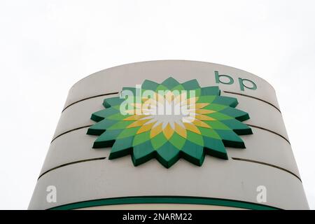 Denham, Buckinghamshire, Großbritannien. 12. Februar 2023. Eine BP-Tankstelle in Denham, Buckinghamshire. Die Kraftstoffpreise steigen wieder. An der Denham BP Tankstelle betrug das bleifreie Benzin 152,9 pro Liter und der normale Dieselkraftstoff 180,9 pro Liter. Kredit: Maureen McLean/Alamy Live News Stockfoto