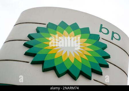 Denham, Buckinghamshire, Großbritannien. 12. Februar 2023. Eine BP-Tankstelle in Denham, Buckinghamshire. Die Kraftstoffpreise steigen wieder. An der Denham BP Tankstelle betrug das bleifreie Benzin 152,9 pro Liter und der normale Dieselkraftstoff 180,9 pro Liter. Kredit: Maureen McLean/Alamy Live News Stockfoto