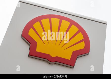 Denham, Buckinghamshire, Großbritannien. 12. Februar 2023. Eine Shell-Tankstelle in Denham, Buckinghamshire. Die Kraftstoffpreise steigen wieder. An der Denham Shell Tankstelle betrug das bleifreie Benzin 151,9 Dollar pro Liter und der normale Dieselkraftstoff 179,9 Dollar pro Liter. Kredit: Maureen McLean/Alamy Live News Stockfoto