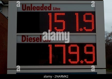 Denham, Buckinghamshire, Großbritannien. 12. Februar 2023. Eine Shell-Tankstelle in Denham, Buckinghamshire. Die Kraftstoffpreise steigen wieder. An der Denham Shell Tankstelle betrug das bleifreie Benzin 151,9 Dollar pro Liter und der normale Dieselkraftstoff 179,9 Dollar pro Liter. Kredit: Maureen McLean/Alamy Live News Stockfoto