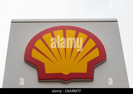 Denham, Buckinghamshire, Großbritannien. 12. Februar 2023. Eine Shell-Tankstelle in Denham, Buckinghamshire. Die Kraftstoffpreise steigen wieder. An der Denham Shell Tankstelle betrug das bleifreie Benzin 151,9 Dollar pro Liter und der normale Dieselkraftstoff 179,9 Dollar pro Liter. Kredit: Maureen McLean/Alamy Live News Stockfoto