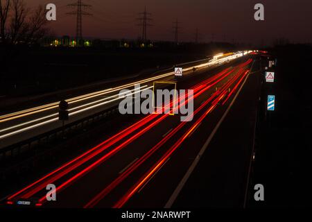 Autobahn in Deutschland im Dunkeln, mit Langzeitbelichtung fotografiert Stockfoto