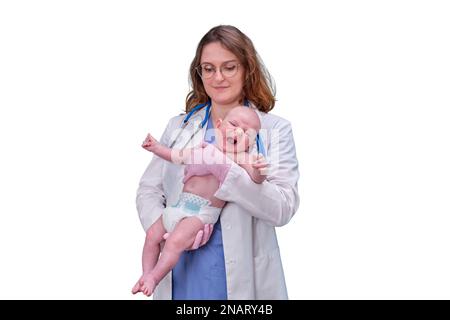 Kinderarzt, der das Neugeborene hält und lächelt, isoliert auf weißem Hintergrund. Glückliche Krankenschwester in Uniform mit einem Baby in ihren Armen. Ein Kind, zwei Monate alt Stockfoto