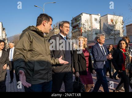 Tirana, Albanien. 13. Februar 2023. Markus Söder, (2. von links, CSU) bayerischer Ministerpräsident, trifft während seiner Reise nach Albanien Erion Veliaj, Bürgermeister von Tirana, auf dem Franz-Josef-Strauss-Platz. Mit eigenem Personal und einem neu gegründeten Büro möchte Bayern den Zugang potenzieller Pflegekräfte und qualifizierter Arbeitskräfte auf dem Balkan zum Freistaat erleichtern. Kredit: Peter Kneffel/dpa/Alamy Live News Stockfoto