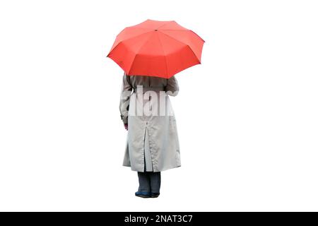 Eine Frau unter einem roten Schirm steht allein, isoliert auf weißem Hintergrund Stockfoto