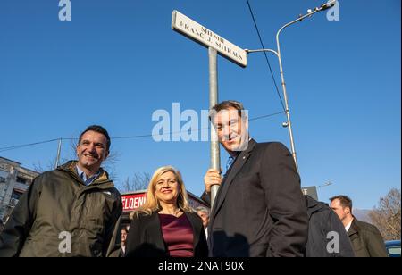 Tirana, Albanien. 13. Februar 2023. Markus Söder, (2. von links, CSU) bayerischer Ministerpräsident, trifft während seiner Reise nach Albanien Erion Veliaj, Bürgermeister von Tirana, auf dem Franz-Josef-Strauss-Platz. In der Mitte befindet sich Melanie Huml (CSU), Staatsministerin für europäische und internationale Angelegenheiten. Mit eigenem Personal und einem neu gegründeten Büro möchte Bayern den Eintritt potenzieller Krankenschwestern und qualifizierter Arbeitskräfte in den Freistaat erleichtern. Kredit: Peter Kneffel/dpa/Alamy Live News Stockfoto