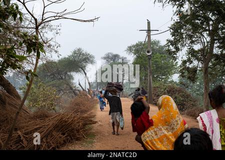 Tribeni, Westbengalen, Indien. 11. Februar 2023. Am 1. Tag des Bangiya Kumbh Snan in Majherchar Ghat und Triveni Ghat (gegenüber Maherchar Ghat) in Nadia, Westbengalen, nahmen Tausende von Pilgern Teil. Organisatoren behaupteten, dass diese Kumbh Mela nach 704 Jahren organisiert wurde und die älteste Kumbh Mela hier organisiert wurde. Abgesehen davon sind an diesem heiligen Anlass auch zahlreiche Naga Sadhus anwesend. (Kreditbild: © Swattik Jana/Pacific Press via ZUMA Press Wire) NUR REDAKTIONELLE VERWENDUNG! Nicht für den kommerziellen GEBRAUCH! Stockfoto