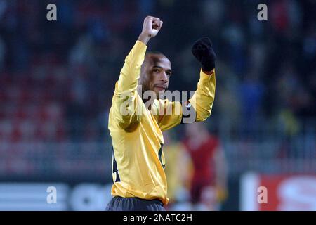 Prag, Tschechische Republik. 18. Okt. 2005. THIERRY HENRY vom FC Arsenal während der UEFA Champions League in Prag zwischen AC Sparta Praha und Arsenal FC. Am 18. Oktober 2005. (Kreditbild: © Slavek Ruta/ZUMA Press Wire) NUR REDAKTIONELLE VERWENDUNG! Nicht für den kommerziellen GEBRAUCH! Stockfoto