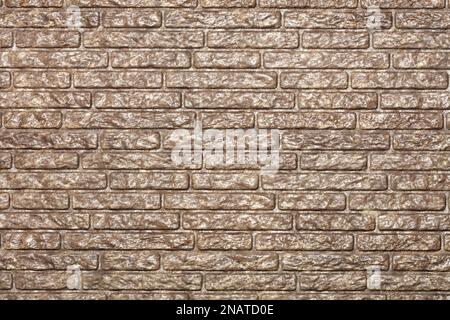 Glatte Ziegelreihen, die mit einer schützenden, schokoladenfarbenen Schicht bedeckt sind. Stockfoto