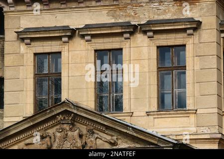 Details der Außenfassade und der Fenster des Schlosses Schossberger in der Neorenaissance. Tura, Ungarn, wurde 1883 erbaut. Europa. Stockfoto