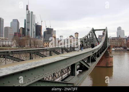Eiserner Steg, Iron Footbridge, über den Main im Zentrum der Stadt, Frankfurt, Deutschland Stockfoto