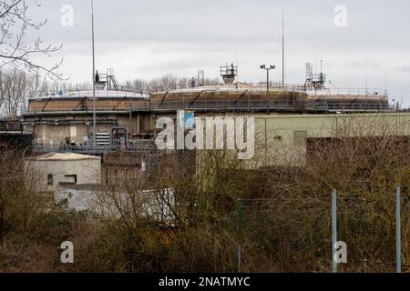 Maple Cross, Hertfordshire, Großbritannien. 12. Februar 2023. im inews wurde diese Woche berichtet, dass HS2 Ltd, die Regierung, das Unternehmen unterstützt, das für den Bau der neuen Hochgeschwindigkeits-2-Eisenbahn verantwortlich ist. Haben eine Vereinbarung mit Thames Water unterzeichnet, wonach HS2 Abwasser und anderes „kontaminiertes“ Wasser an die Kläranlage der Maple Lodge (abgebildet) in Rickmansworth, Hertfordshire, die an Maple Cross grenzt, leiten kann. Die Vereinbarung ermöglicht es HS2, sowohl menschliche Abfälle als auch „kontaminiertes“ Wasser aus den nahe gelegenen Bauwerken am HS2 South Portal in West Hyde in die Kläranlage zu leiten. Es gab welche Stockfoto