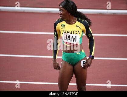 06. AUGUST 2021 – Tokio, Japan: Shericka Jackson aus Jamaika gewinnt die Goldmedaille im Athletics Women's 4 x 100m Relay Final bei der Olympiade 2020 in Tokio Stockfoto