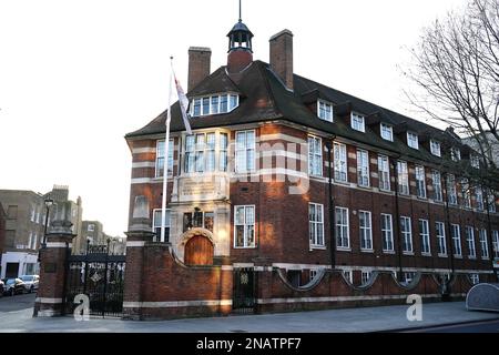 Eine allgemeine Ansicht der Francis Holland School, Regents Park, Nordwest-London, als die führende unabhängige Mädchenschule, die von Schauspielerin Sienna Miller besucht wird, ihr Theater nach einem Betrüger nannte, nachdem er £250.000 Dollar aus dem "Erlös aus Verbrechen" gespendet hatte, hat ein Gericht gehört. Die Schule entfernte die Plakette und kehrte £92.500 zurück, nachdem Achilleas Kallakis, 54, 2013 wegen eines anspruchsvollen fünfjährigen Grundstücks und Luxusyacht-Betrugs ins Gefängnis gesperrt wurde. Das Serious Fraud Office versucht, das Geld bei einer Beschlagnahmung am Southwark Crown Court zu beschlagnahmen. Stockfoto