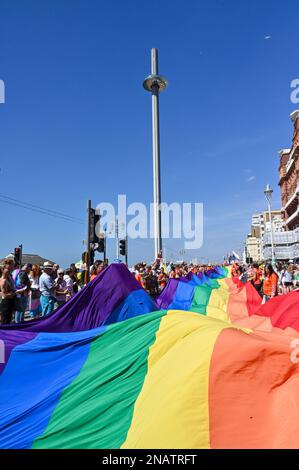 Brighton City, Brighton, East Sussex, Großbritannien am 06 2022. August wurden die Teilnehmer und Zuschauer während der Brighton Pride in Brighton City, Brighton, East Susse, eingeladen Stockfoto