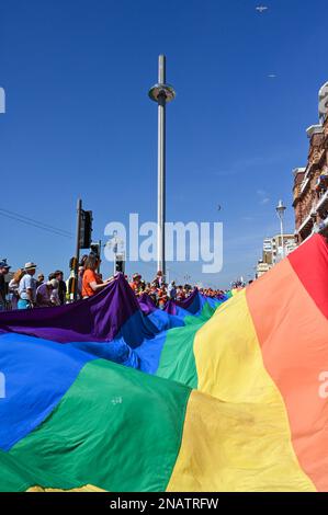 Brighton City, Brighton, East Sussex, Großbritannien am 06 2022. August wurden die Teilnehmer und Zuschauer während der Brighton Pride in Brighton City, Brighton, East Susse, eingeladen Stockfoto