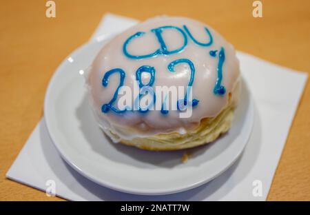 Berlin, Deutschland. 13. Februar 2023. Während der Sitzung der CDU-Landesvereinigung nach den Berliner Wiederholungswahlen liegt ein Pfannkuchen mit der Aufschrift "CDU 28,2%" auf dem Tisch. Kredit: Monika Skolimowska/dpa/Alamy Live News Stockfoto