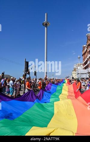 Brighton City, Brighton, East Sussex, Großbritannien am 06 2022. August wurden die Teilnehmer und Zuschauer während der Brighton Pride in Brighton City, Brighton, East Susse, eingeladen Stockfoto