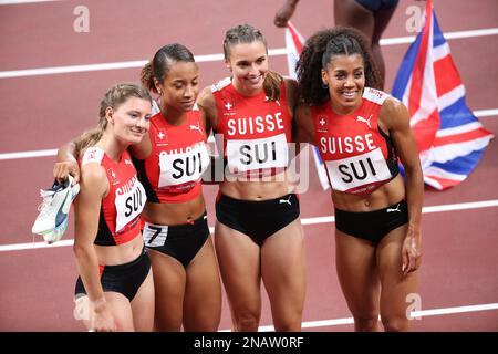 06. AUGUST 2021 - Tokio, Japan: Riccarda Dietsche, Ajla Del Ponte, Mujinga Kambundji und Salomé Kora aus der Schweiz sind bereit, 4. in der Athleti zu schaffen Stockfoto