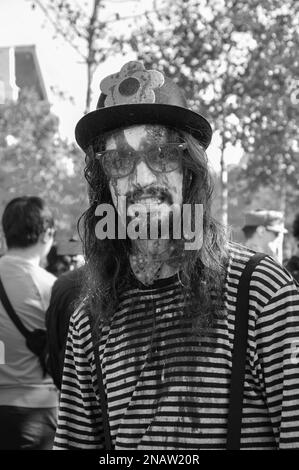 PARIS, FRANKREICH - 3. OKTOBER 2015: Junger Mann im Kostüm eines Zombie-Clowns, der an der Zombie-Parade am Place de la Republique teilnimmt. Zombie Walk ist ein Jahr Stockfoto