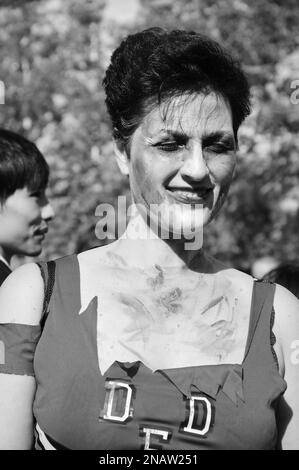 PARIS, FRANKREICH - 3. OKTOBER 2015: Lächelnde junge Frau in Zombie-Make-up nimmt an der Zombie-Parade am Place de la Republique Teil. Zombie Walk ist ein Annua Stockfoto