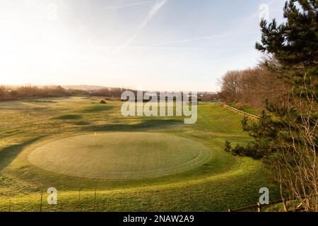 Wallasey, Großbritannien: Das Grün für das 7. Loch im Leasowe Golf Club, einem Links-Platz an der Nordküste von Wirral. Stockfoto