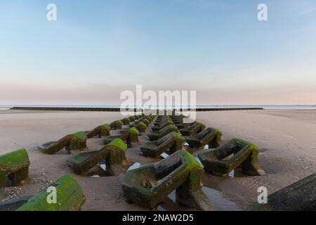 Wallasey, Vereinigtes Königreich: Küstenschutzgebiete, die sich bis zur See an der Nordwirral-Küste erstrecken. Stockfoto