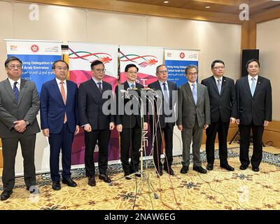 Neben dem stellvertretenden Justizminister Horace Cheung Kwan-kwan (Mitte links) und dem Vorsitzenden des Hong Kong Trade Development Council Peter Lam Kin-ngok (Mitte rechts) gab John Lee Ka-chiu (Mitte) an, dass er in einer "sehr positiven Atmosphäre" einen Austausch mit Führungskräften des Ölriesen Saudi Aramco geführt habe; Doch blieb er bei der Meldung erheblicher Fortschritte zurück, um die größte Ölgesellschaft der Welt zu überzeugen, sich im Finanzzentrum zu registrieren, als er seine einwöchige Reise in den Nahen Osten abschloss. 10FEB23 SCMP/Natalie Wong Stockfoto