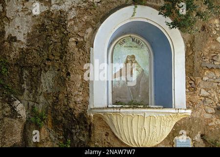 Gaeta, Italien. „Maria del Fossato“, Malerei und Schrein auf einer Straße im historischen Zentrum. Stockfoto