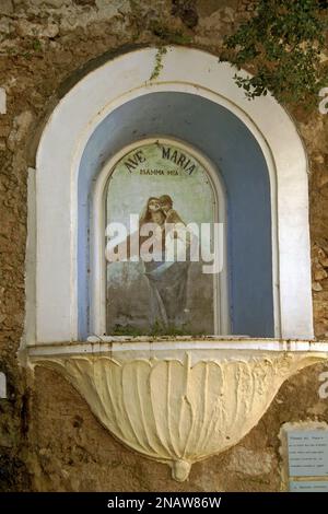 Gaeta, Italien. „Maria del Fossato“, Malerei und Schrein auf einer Straße im historischen Zentrum. Stockfoto