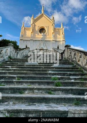 Gaeta, Italien. Monumentale Treppe nach St. Franziskus von Assisi Kirche. Stockfoto