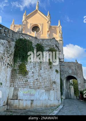 Gaeta, Italien. Das imposante St. Francis of Assisi Kirche auf dem Gipfel des Mount Orlando. Die Religionsstatue oben auf der Treppe. Stockfoto