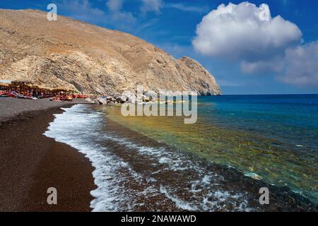 Black Beach in Perissa, Santorini Island, Griechenland Stockfoto