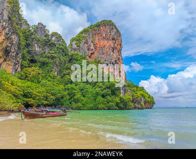 Tropical Railay Beach in Thailand, Provinz Krabi mit traditionellen thailändischen Langbooten geparkt. Stockfoto
