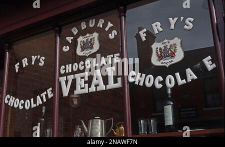 Konditoreien und Schokoladenladen, Frys, Cadburys, Schokoladenkalb, gestrichen auf Schaufenstern - 1930er, West Midlands, Großbritannien Stockfoto
