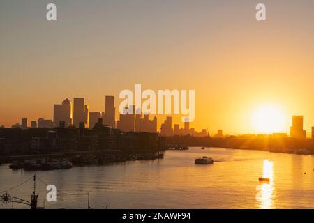 England, London, Sonnenaufgang über der Skyline von Canary Wharf und der Themse Stockfoto