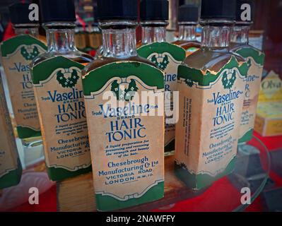 Old Bottles of medicinal Vaseline Brand (Handelsmarke) hair Tonic, Cheesebrough Manufacturing Co Ltd, Victoria Road, London NW10, England, Vereinigtes Königreich Stockfoto