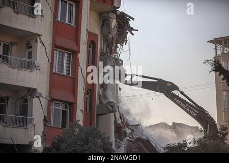 Kahramanmaras, Türkei, Türkei. 12. Februar 2023. Rettungskräfte in Kahramanmaras Türkei arbeiten in den Ruinen eines Gebäudes, das durch das Erdbeben vom Oktober 30 zerstört wurde. (Kreditbild: © Abed Alrahman Alkahlout/Quds Net News via ZUMA Press Wire) NUR REDAKTIONELLE VERWENDUNG! Nicht für den kommerziellen GEBRAUCH! Stockfoto